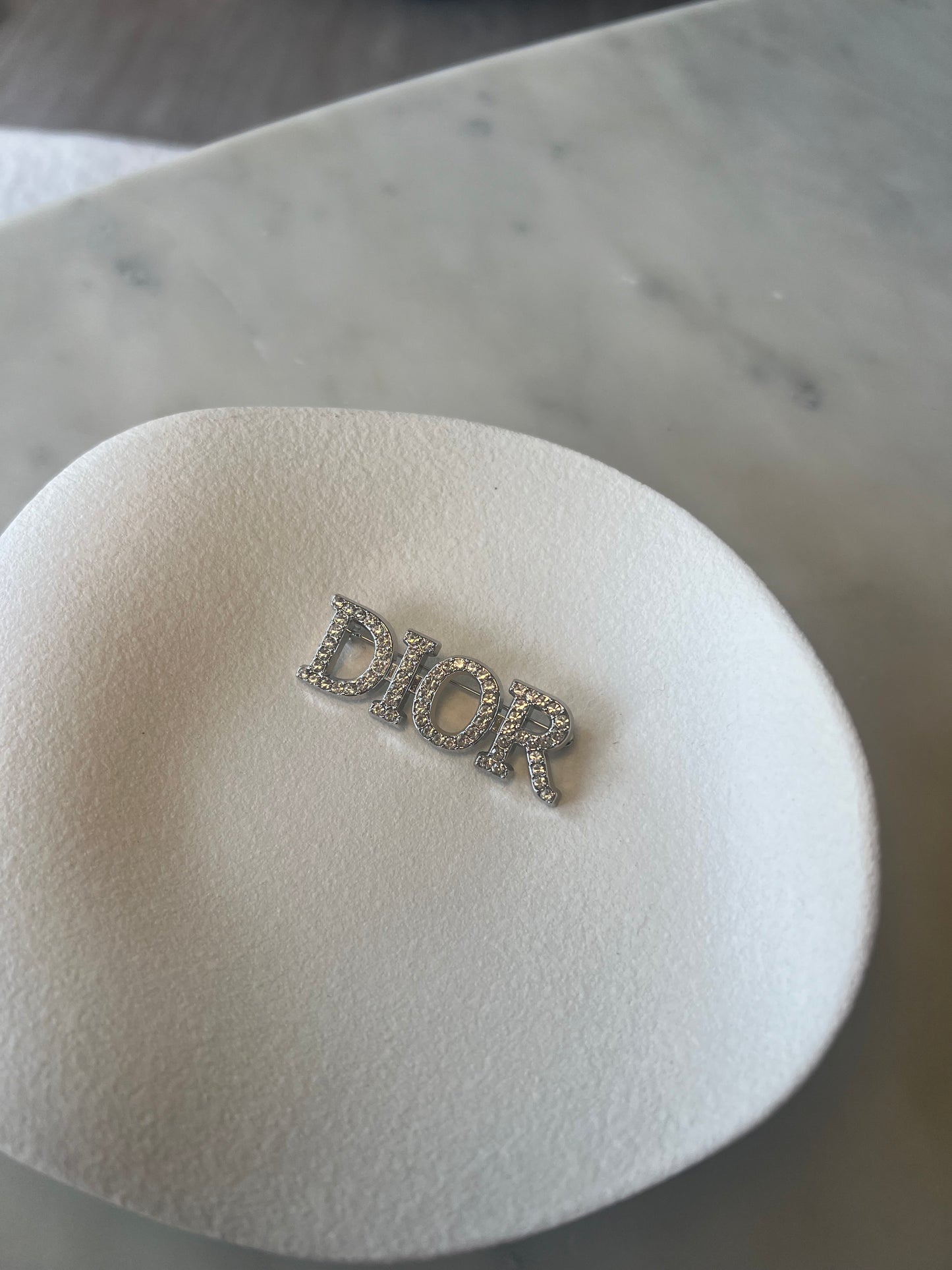 Broche Diana lettres